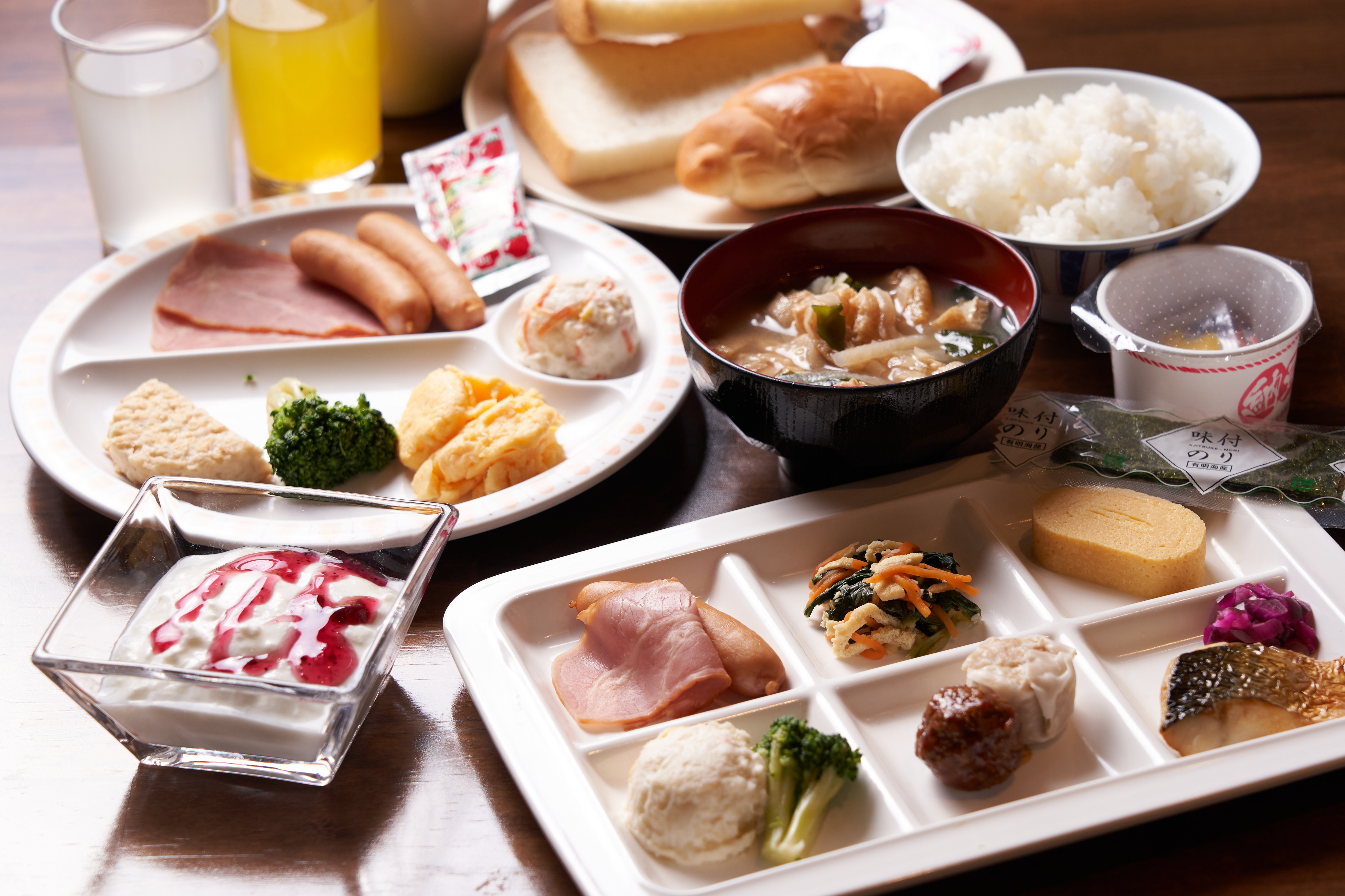 和洋ブッフェスタイルの朝食会場